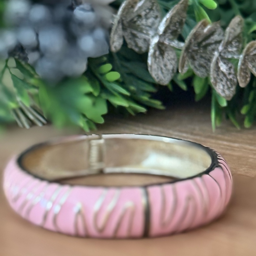 Vintage 1974 Elegant Pink Zebra Bangle Spring Close Oval Bracelet - Picture 9 of 10